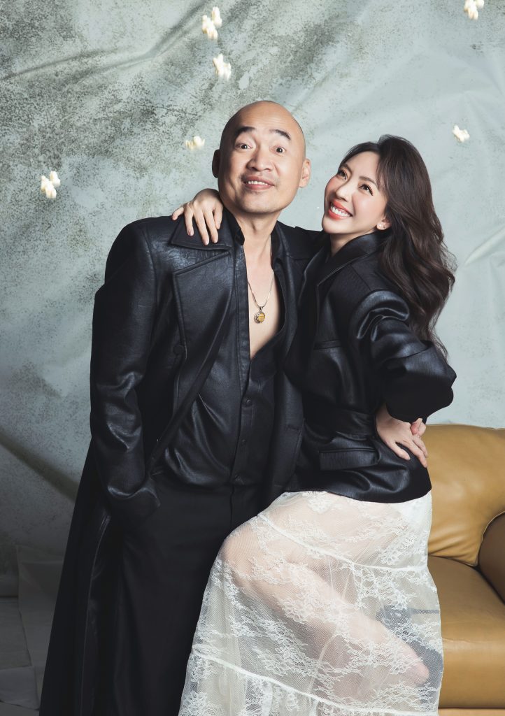 Tiến Luật &ldquo;chơi lớn&rdquo; tặng nhẫn kim cương cho Thu Trang kỷ niệm 15 năm ng&agrave;y cưới, kh&aacute;n giả n&oacute;i ngay: &ldquo;Cậu Khả l&agrave; đ&acirc;y!&rdquo;- Ảnh 3.