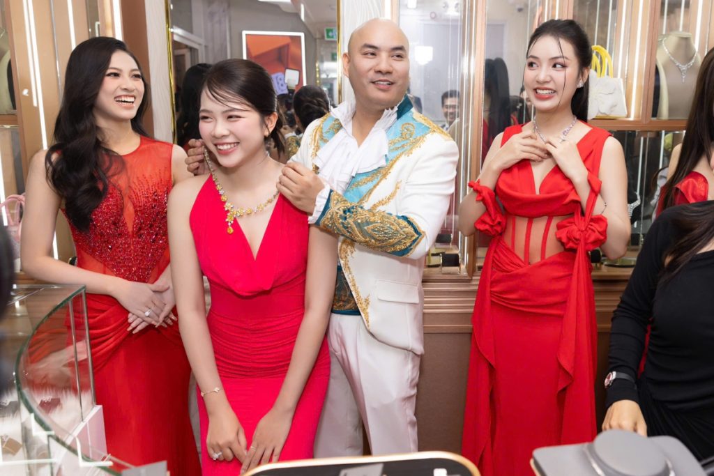 &ldquo;Nhạc sĩ tỷ views&rdquo; A Tu&acirc;n ch&agrave;o năm mới bằng &ldquo;Tiền v&agrave;o như nước&rdquo;, tặng hit mới cho ca sĩ Vũ Tr&acirc;m Anh- Ảnh 3.