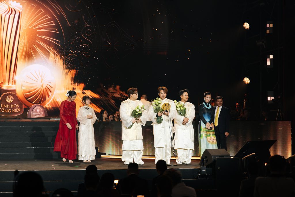 DTAP lập cú đúp “Nhà sản xuất âm nhạc của năm” và “Album của năm” tại Tinh hoa Việt mùa đầu tiên - Ảnh 1. DTAP lập cú đúp “Nhà sản xuất âm nhạc của năm” và “Album của năm” tại Tinh hoa Việt mùa đầu tiên - Ảnh 1.