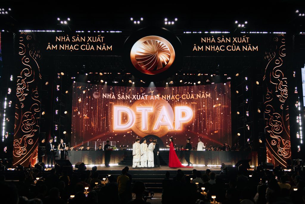 DTAP lập cú đúp “Nhà sản xuất âm nhạc của năm” và “Album của năm” tại Tinh hoa Việt mùa đầu tiên - Ảnh 3. DTAP lập cú đúp “Nhà sản xuất âm nhạc của năm” và “Album của năm” tại Tinh hoa Việt mùa đầu tiên - Ảnh 3.