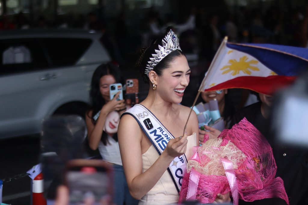 Hơn 1 ngh&igrave;n người d&acirc;n Philippines ch&agrave;o đ&oacute;n buổi diễu h&agrave;nh homecoming của &Aacute; hậu Ho&agrave;n vũ Quốc tế 2025 - Chelsea Fernandez- Ảnh 1.