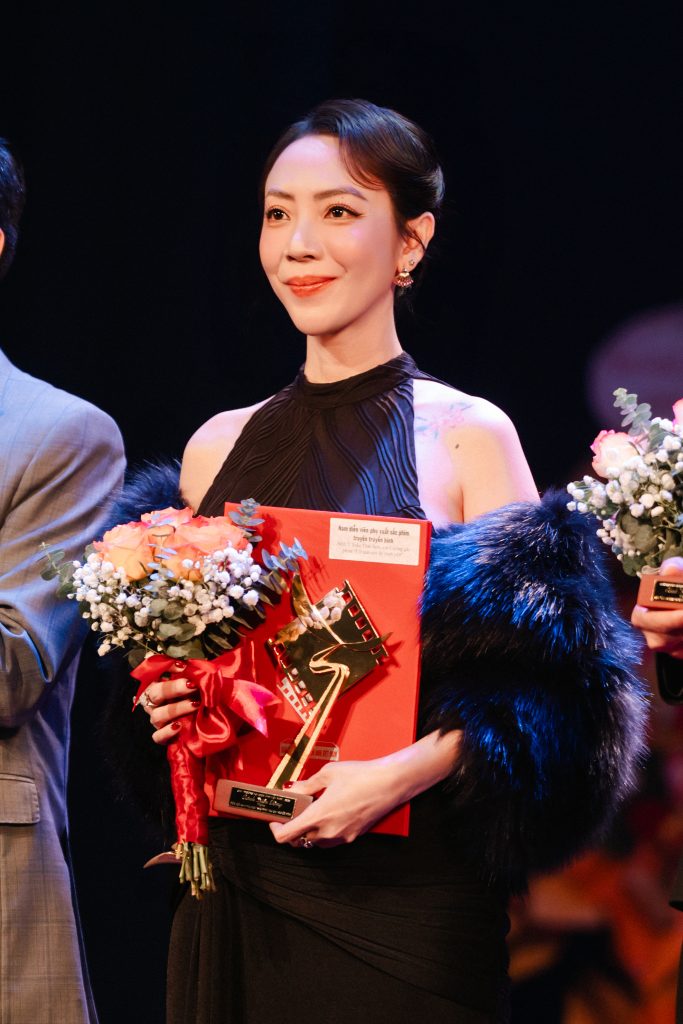 Tiến Luật bay ra H&agrave; Nội để chứng kiến khoảnh khắc Thu Trang nhận giải "C&aacute;nh diều v&agrave;ng 2025"- Ảnh 1.