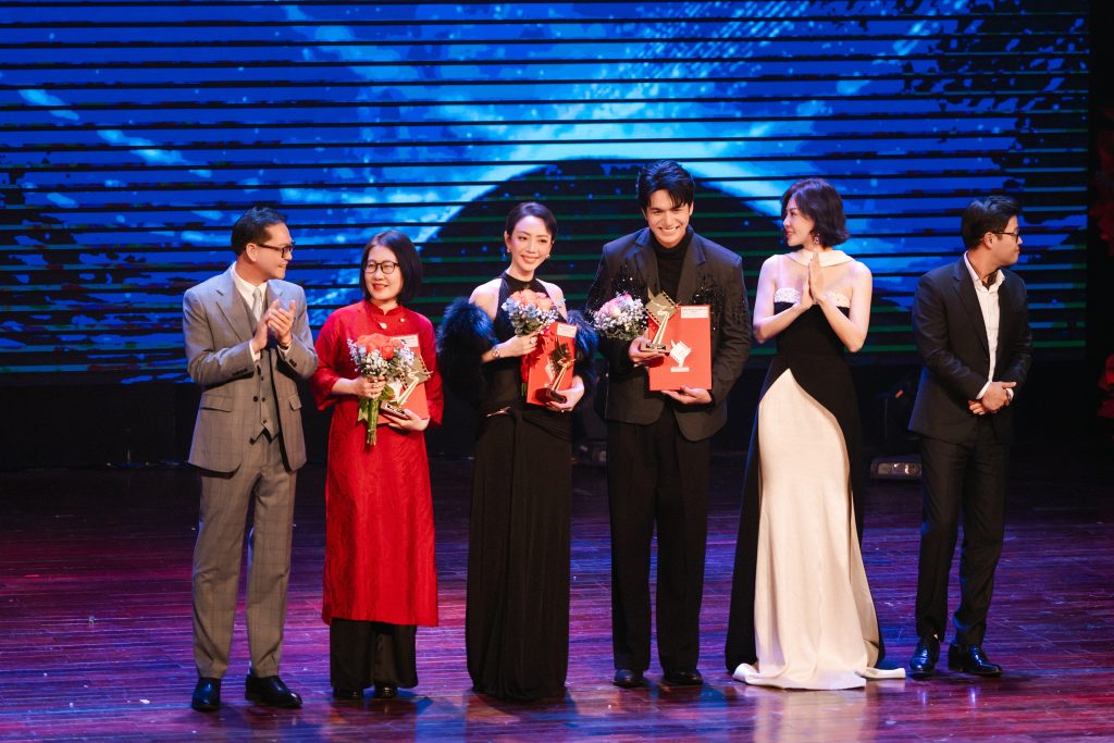 Tiến Luật bay ra H&agrave; Nội để chứng kiến khoảnh khắc Thu Trang nhận giải "C&aacute;nh diều v&agrave;ng 2025"- Ảnh 2.