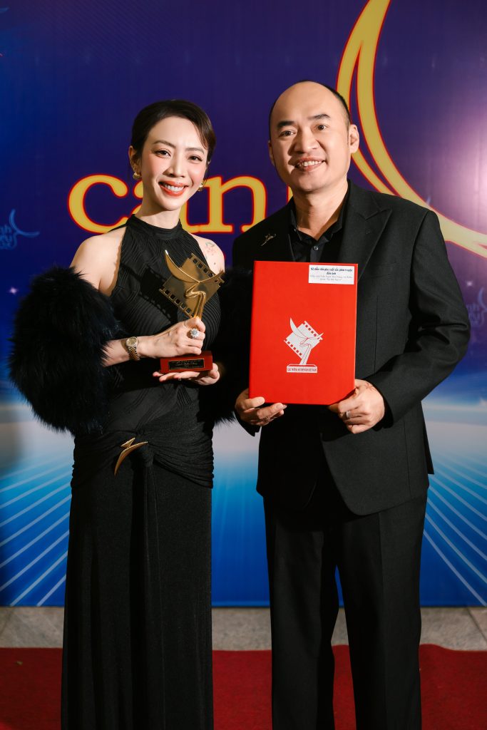 Tiến Luật bay ra H&agrave; Nội để chứng kiến khoảnh khắc Thu Trang nhận giải "C&aacute;nh diều v&agrave;ng 2025"- Ảnh 3.