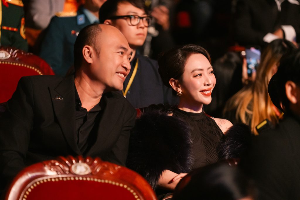 Tiến Luật bay ra H&agrave; Nội để chứng kiến khoảnh khắc Thu Trang nhận giải "C&aacute;nh diều v&agrave;ng 2025"- Ảnh 4.