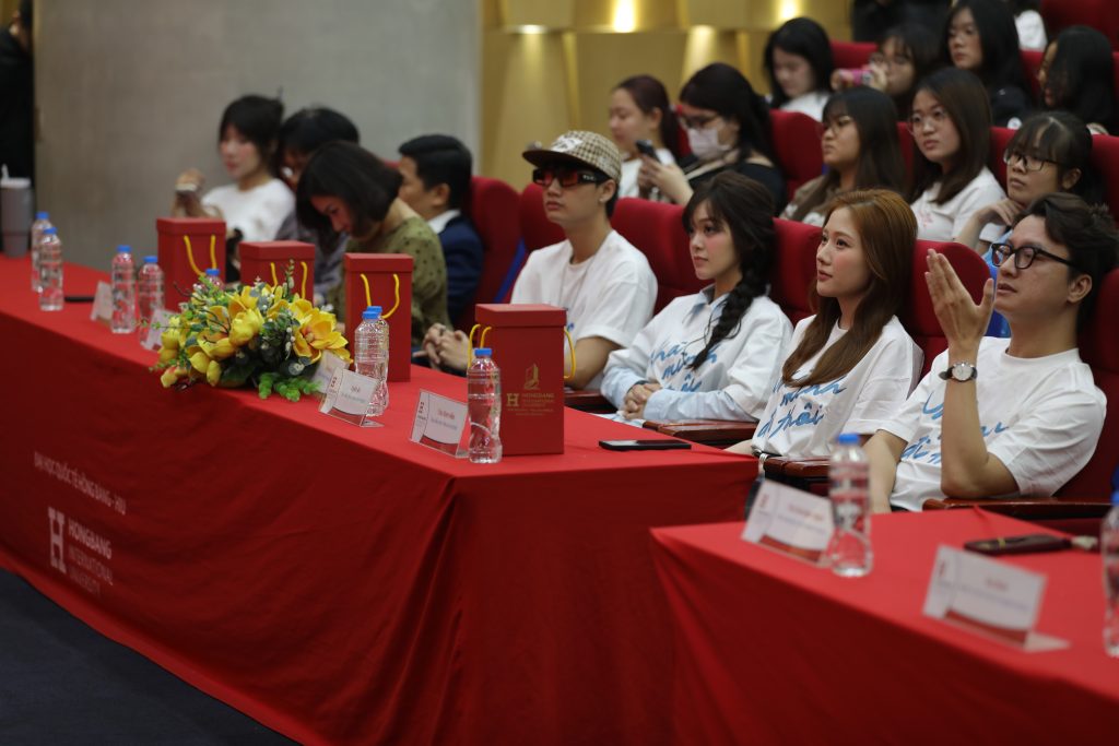 Uyển &Acirc;n - Đo&agrave;n Thế Vinh c&ugrave;ng d&agrave;n cast &ldquo;Nh&agrave; m&igrave;nh đi th&ocirc;i&rdquo; đối thoại với sinh vi&ecirc;n về cảm x&uacute;c v&agrave; gia đ&igrave;nh- Ảnh 3.