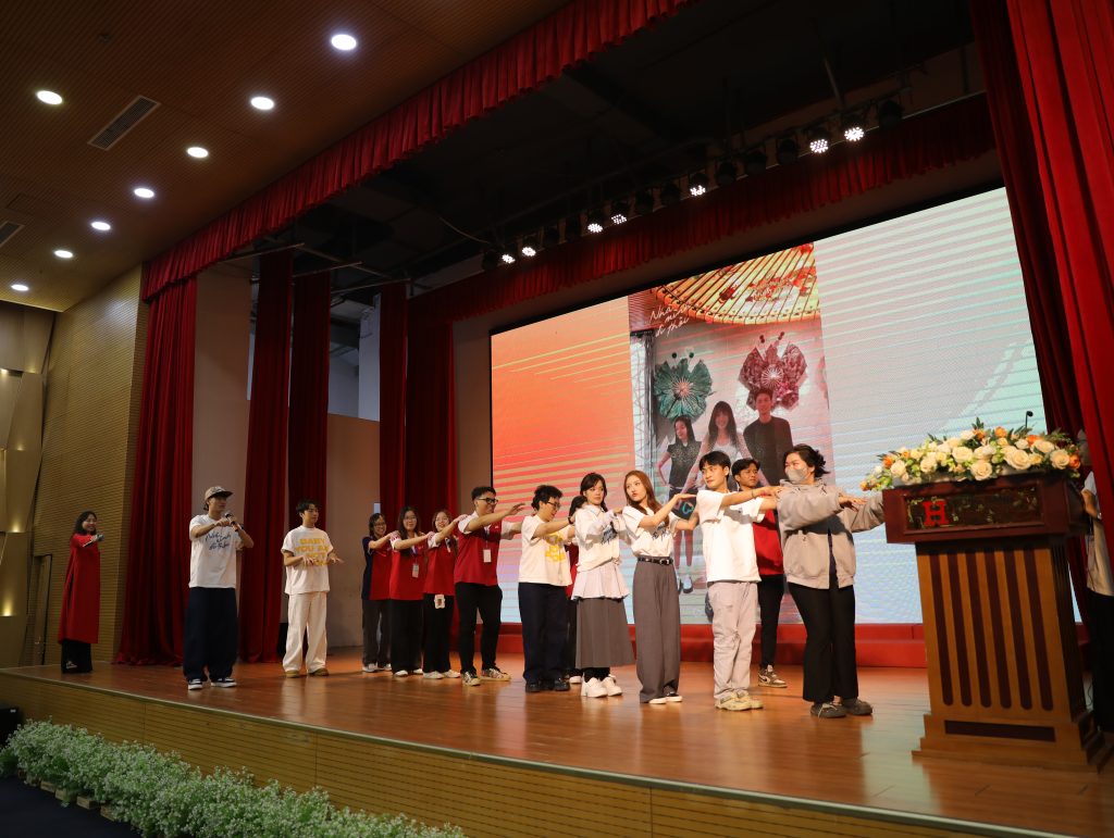 Uyển &Acirc;n - Đo&agrave;n Thế Vinh c&ugrave;ng d&agrave;n cast &ldquo;Nh&agrave; m&igrave;nh đi th&ocirc;i&rdquo; đối thoại với sinh vi&ecirc;n về cảm x&uacute;c v&agrave; gia đ&igrave;nh- Ảnh 5.