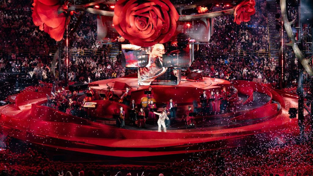 H&agrave; Anh Tuấn tại concert "The Rose": Quyết định d&agrave;nh 1 tỷ đồng gi&uacute;p đỡ bệnh nh&acirc;n ung thư về qu&ecirc; dịp năm mới- Ảnh 8.