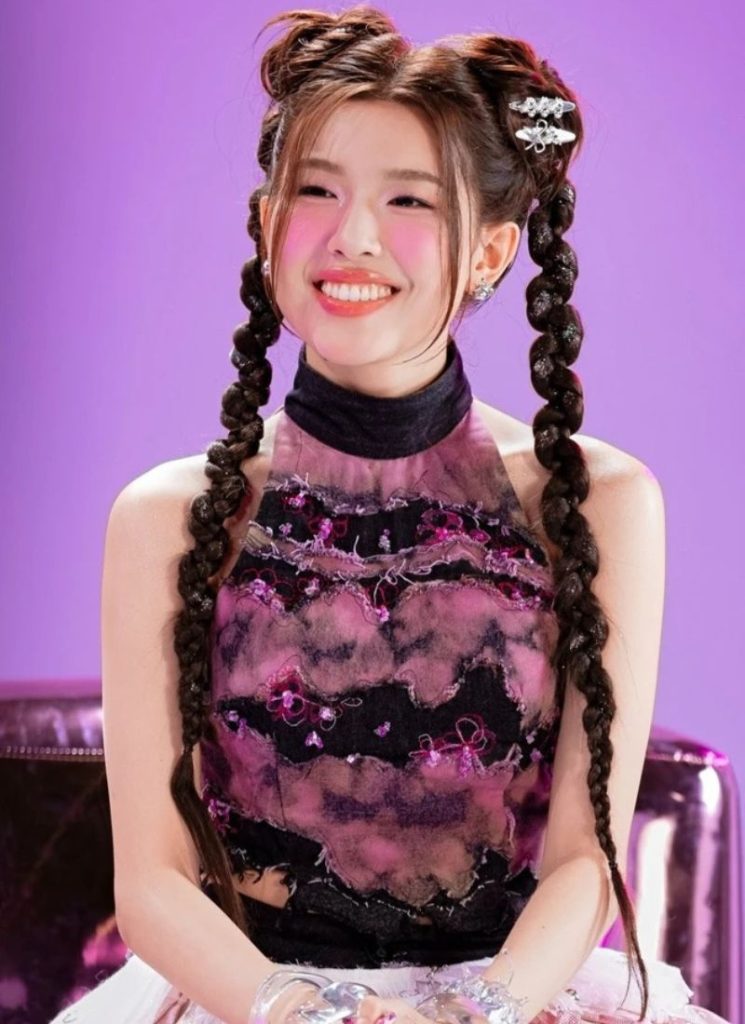 Lamoon bất ngờ h&aacute;t nhạc phim "Người đẹp v&agrave; qu&aacute;i lạ" - si&ecirc;u phẩm h&agrave;i của GDH chuẩn bị đổ bộ rạp Việt- Ảnh 1.