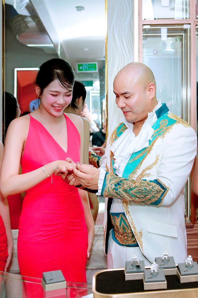 &ldquo;Nhạc sĩ tỷ views&rdquo; A Tu&acirc;n ch&agrave;o năm mới bằng &ldquo;Tiền v&agrave;o như nước&rdquo;, tặng hit mới cho ca sĩ Vũ Tr&acirc;m Anh- Ảnh 2.