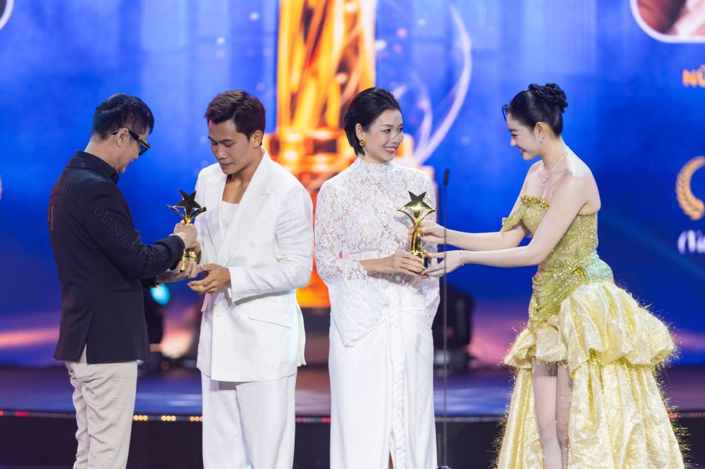 Ng&ocirc;i sao xanh 2025: "Mưa đỏ" thắng lớn, Steven Nguyễn - Đo&agrave;n Thi&ecirc;n &Acirc;n x&uacute;c động ẵm c&uacute;p v&agrave;ng- Ảnh 3.