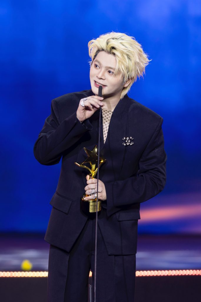 Ng&ocirc;i sao xanh 2025: "Mưa đỏ" thắng lớn, Steven Nguyễn - Đo&agrave;n Thi&ecirc;n &Acirc;n x&uacute;c động ẵm c&uacute;p v&agrave;ng- Ảnh 12.