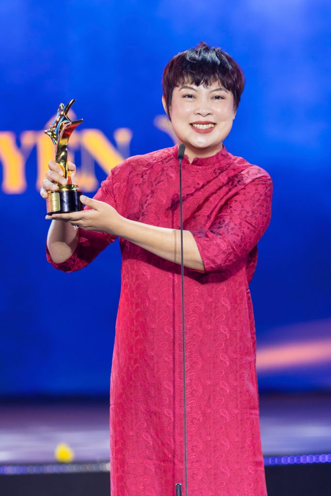 Ng&ocirc;i sao xanh 2025: "Mưa đỏ" thắng lớn, Steven Nguyễn - Đo&agrave;n Thi&ecirc;n &Acirc;n x&uacute;c động ẵm c&uacute;p v&agrave;ng- Ảnh 1.