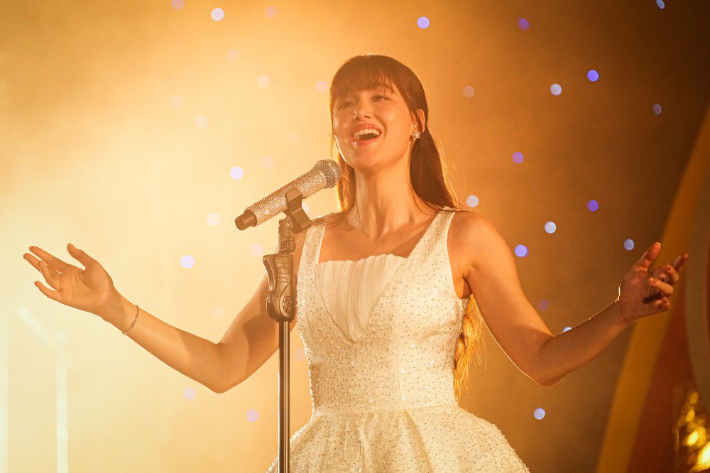 Phim "Người Đẹp V&agrave; Qu&aacute;i Lạ": Khi diva hết thời mượn danh tiếng ca sĩ Gen Z để lấy lại h&agrave;o quang- Ảnh 2.