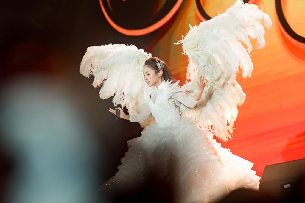 Phương Mỹ Chi tr&igrave;nh diễn b&ugrave;ng nổ, hạnh ph&uacute;c vỡ &ograve;a trước h&agrave;ng ng&agrave;n kh&aacute;n giả tại Fan Meeting- Ảnh 5.