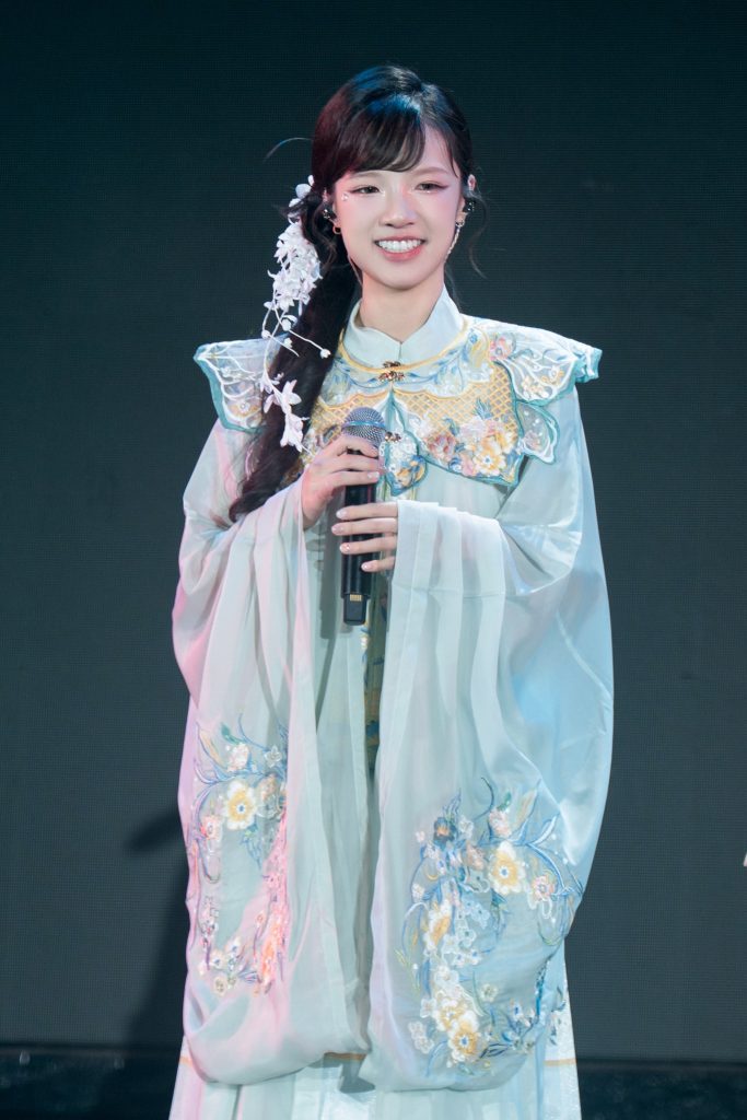 Phương Mỹ Chi tr&igrave;nh diễn b&ugrave;ng nổ, hạnh ph&uacute;c vỡ &ograve;a trước h&agrave;ng ng&agrave;n kh&aacute;n giả tại Fan Meeting- Ảnh 8.