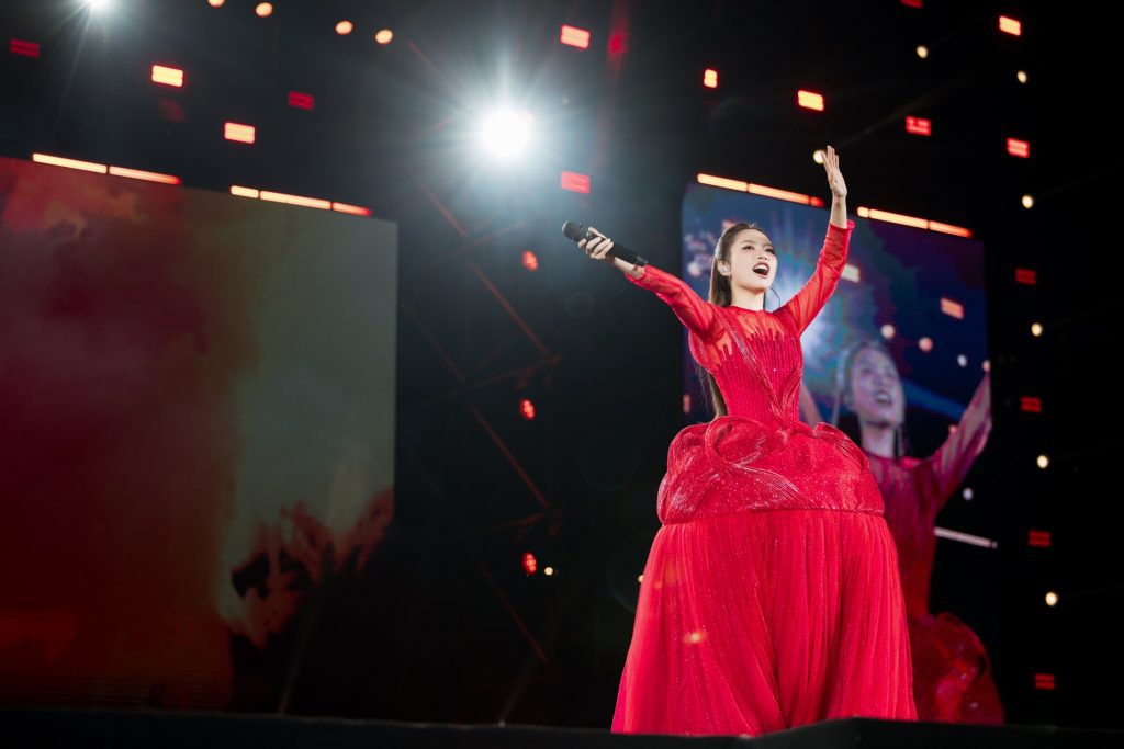 Phương Mỹ Chi tr&igrave;nh diễn b&ugrave;ng nổ, hạnh ph&uacute;c vỡ &ograve;a trước h&agrave;ng ng&agrave;n kh&aacute;n giả tại Fan Meeting- Ảnh 9.