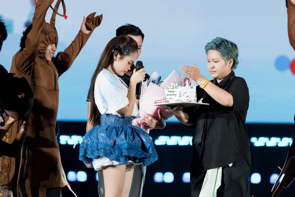 Phương Mỹ Chi tr&igrave;nh diễn b&ugrave;ng nổ, hạnh ph&uacute;c vỡ &ograve;a trước h&agrave;ng ng&agrave;n kh&aacute;n giả tại Fan Meeting- Ảnh 11.