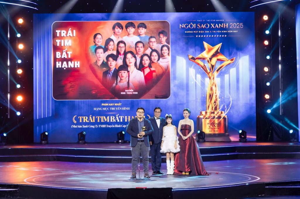 Ng&ocirc;i sao xanh 2025: "Mưa đỏ" thắng lớn, Steven Nguyễn - Đo&agrave;n Thi&ecirc;n &Acirc;n x&uacute;c động ẵm c&uacute;p v&agrave;ng- Ảnh 7.