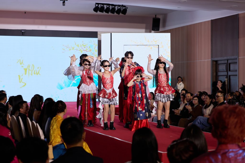 Qu&aacute;n qu&acirc;n Cosmo Kid's Star 2025 Ngọc Mai v&agrave; &Aacute; qu&acirc;n Như &Yacute; giữ vai tr&ograve; vedette tr&igrave;nh diễn trong lễ tổng kết năm học- Ảnh 3.