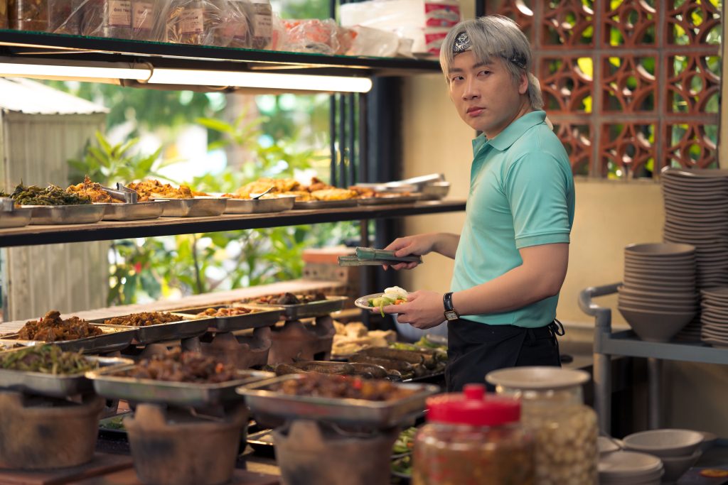 "Nh&agrave; ba t&ocirc;i một ph&ograve;ng" tung poster v&agrave; trailer ch&iacute;nh thức, Trường Giang "chơi tất tay" khi k&eacute;o nửa showbiz hội tụ- Ảnh 4.