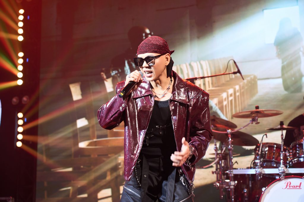 Phan Đinh T&ugrave;ng ra mắt MV &ldquo;Happy New Year&rdquo; &ndash; lời ch&uacute;c năm mới mang tinh thần giao thoa văn h&oacute;a- Ảnh 2.