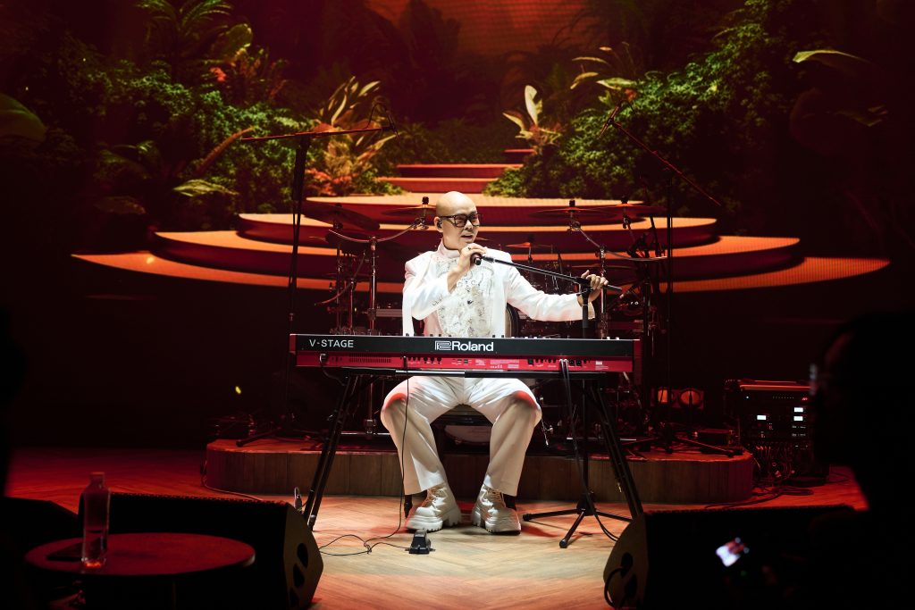 Phan Đinh T&ugrave;ng ra mắt MV &ldquo;Happy New Year&rdquo; &ndash; lời ch&uacute;c năm mới mang tinh thần giao thoa văn h&oacute;a- Ảnh 5.