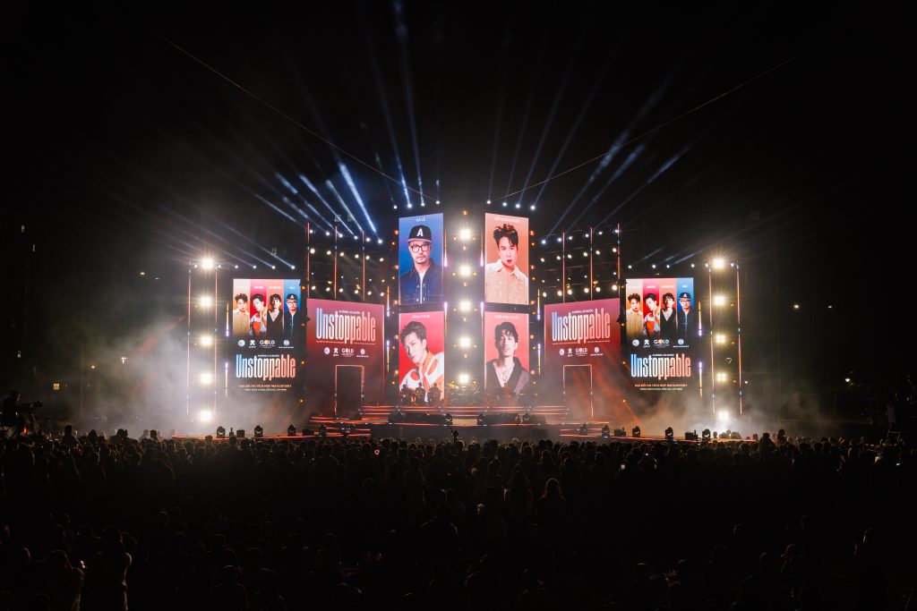 M&agrave;n đọ visual &ldquo;n&eacute;t căng&rdquo; của Li&ecirc;n Bỉnh Ph&aacute;t - Tăng Ph&uacute;c, 2 &ldquo;anh t&agrave;i&rdquo; tr&igrave;nh diễn m&atilde;n nhĩ trước 3 ngh&igrave;n kh&aacute;n giả- Ảnh 8.