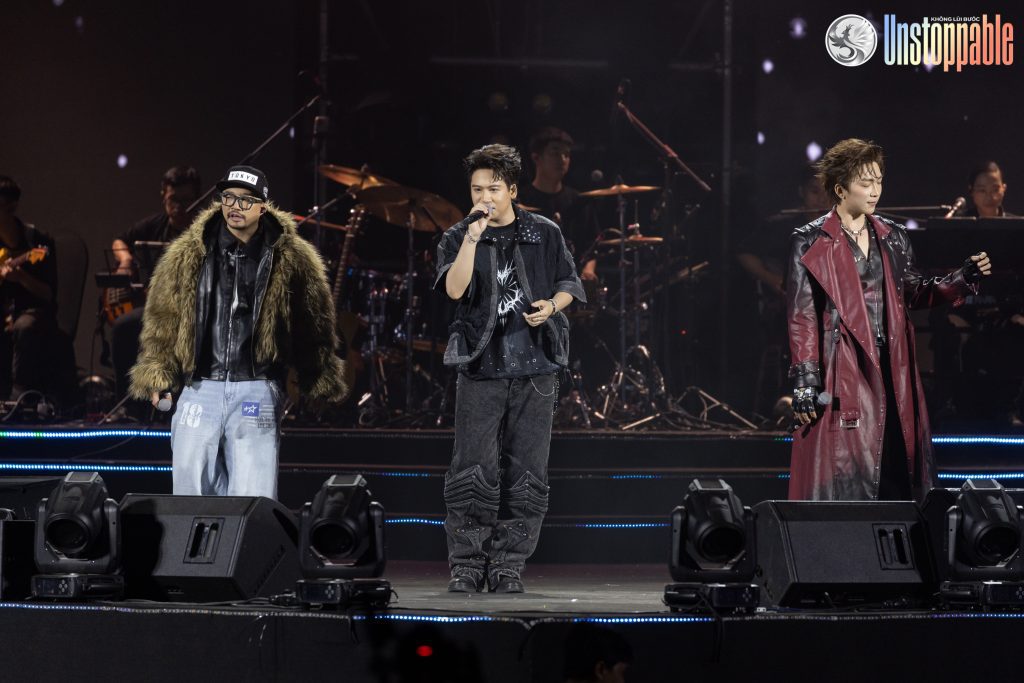 M&agrave;n đọ visual &ldquo;n&eacute;t căng&rdquo; của Li&ecirc;n Bỉnh Ph&aacute;t - Tăng Ph&uacute;c, 2 &ldquo;anh t&agrave;i&rdquo; tr&igrave;nh diễn m&atilde;n nhĩ trước 3 ngh&igrave;n kh&aacute;n giả- Ảnh 1.