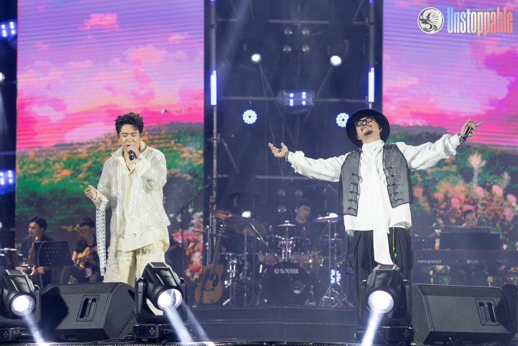 M&agrave;n đọ visual &ldquo;n&eacute;t căng&rdquo; của Li&ecirc;n Bỉnh Ph&aacute;t - Tăng Ph&uacute;c, 2 &ldquo;anh t&agrave;i&rdquo; tr&igrave;nh diễn m&atilde;n nhĩ trước 3 ngh&igrave;n kh&aacute;n giả- Ảnh 3.