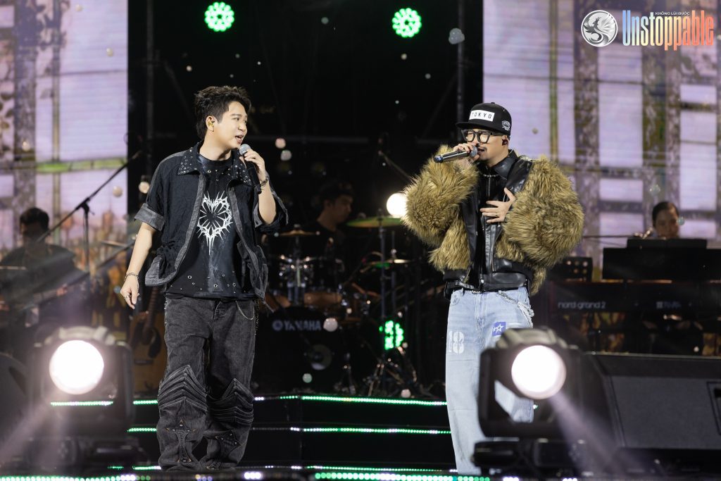 M&agrave;n đọ visual &ldquo;n&eacute;t căng&rdquo; của Li&ecirc;n Bỉnh Ph&aacute;t - Tăng Ph&uacute;c, 2 &ldquo;anh t&agrave;i&rdquo; tr&igrave;nh diễn m&atilde;n nhĩ trước 3 ngh&igrave;n kh&aacute;n giả- Ảnh 5.