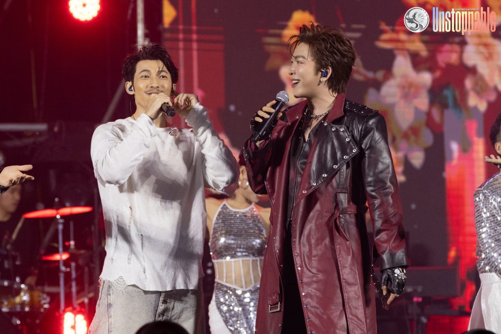 M&agrave;n đọ visual &ldquo;n&eacute;t căng&rdquo; của Li&ecirc;n Bỉnh Ph&aacute;t - Tăng Ph&uacute;c, 2 &ldquo;anh t&agrave;i&rdquo; tr&igrave;nh diễn m&atilde;n nhĩ trước 3 ngh&igrave;n kh&aacute;n giả- Ảnh 6.