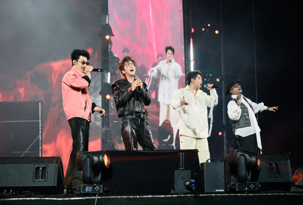 M&agrave;n đọ visual &ldquo;n&eacute;t căng&rdquo; của Li&ecirc;n Bỉnh Ph&aacute;t - Tăng Ph&uacute;c, 2 &ldquo;anh t&agrave;i&rdquo; tr&igrave;nh diễn m&atilde;n nhĩ trước 3 ngh&igrave;n kh&aacute;n giả- Ảnh 7.