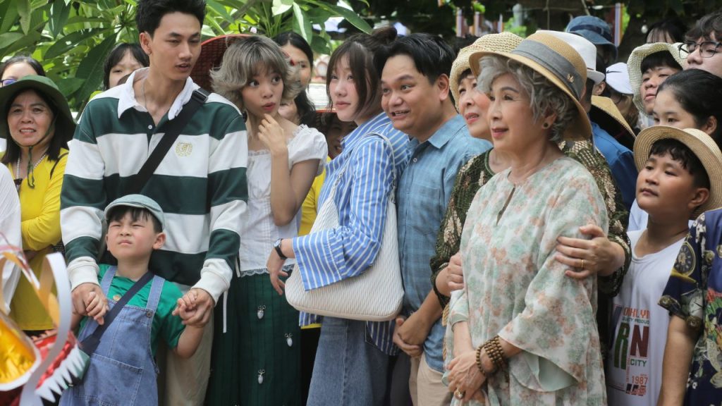 "Nh&agrave; m&igrave;nh đi th&ocirc;i" tung Official Trailer với c&acirc;u chuyện những m&acirc;u thuẫn &acirc;m ỉ trong một gia đ&igrave;nh tưởng như b&igrave;nh thường- Ảnh 2.