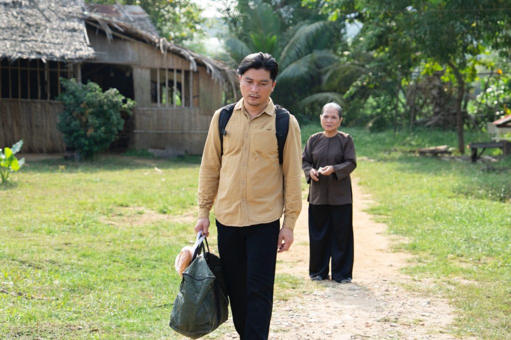 Phan Đinh T&ugrave;ng đầu tư bản phối ấn tượng, MV đầy cảm x&uacute;c khi l&agrave;m mới bản hit "Nước ngo&agrave;i"- Ảnh 3.