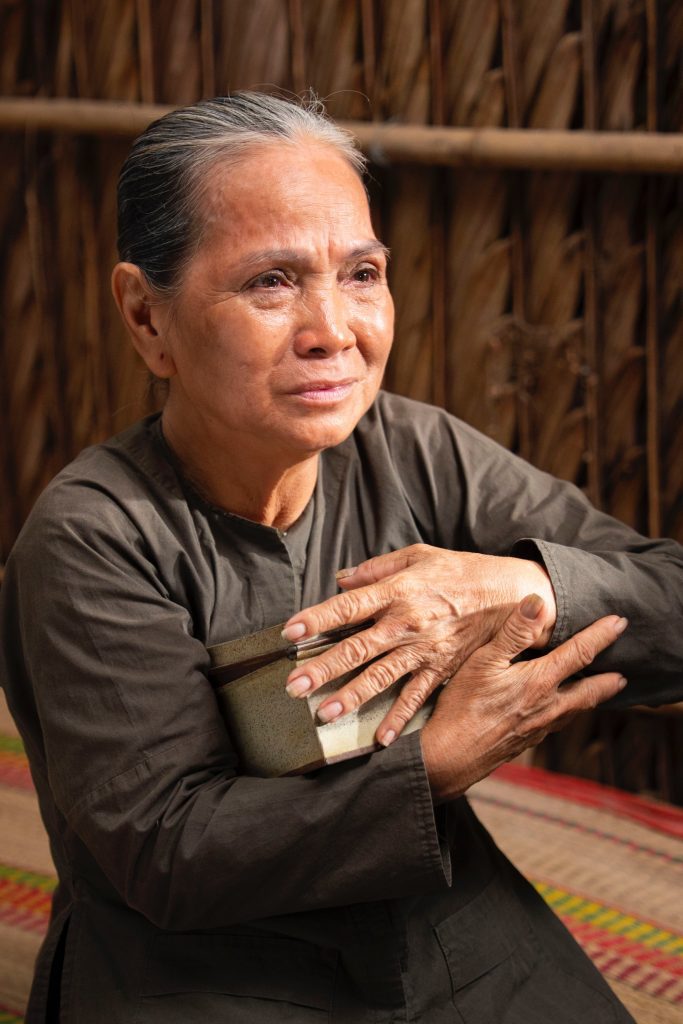 Phan Đinh T&ugrave;ng đầu tư bản phối ấn tượng, MV đầy cảm x&uacute;c khi l&agrave;m mới bản hit "Nước ngo&agrave;i"- Ảnh 2.