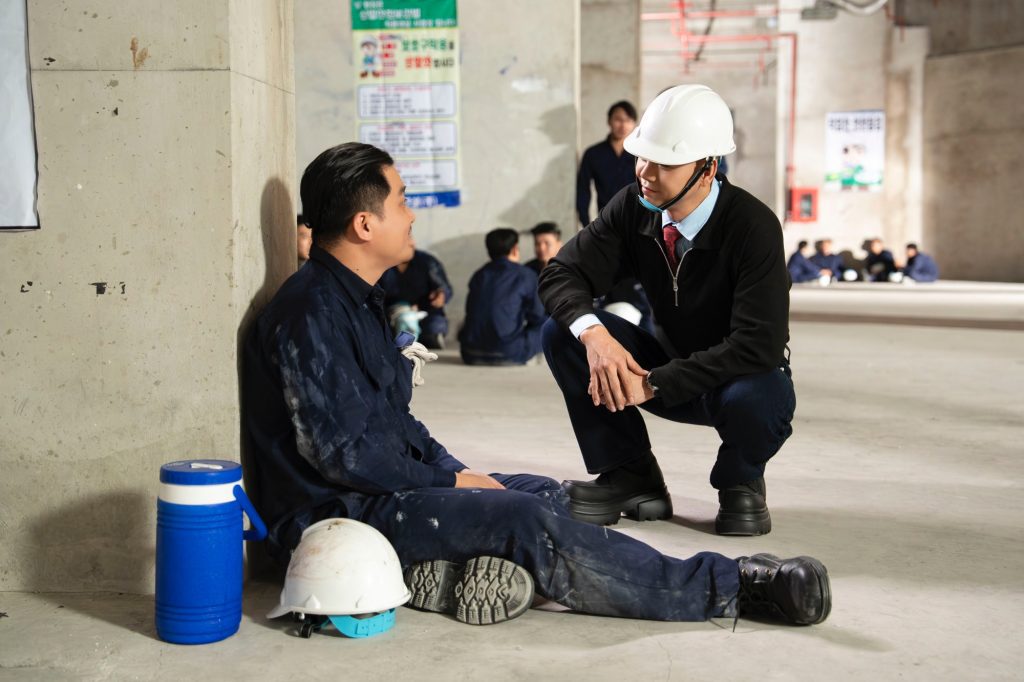 Phan Đinh T&ugrave;ng đầu tư bản phối ấn tượng, MV đầy cảm x&uacute;c khi l&agrave;m mới bản hit "Nước ngo&agrave;i"- Ảnh 5.