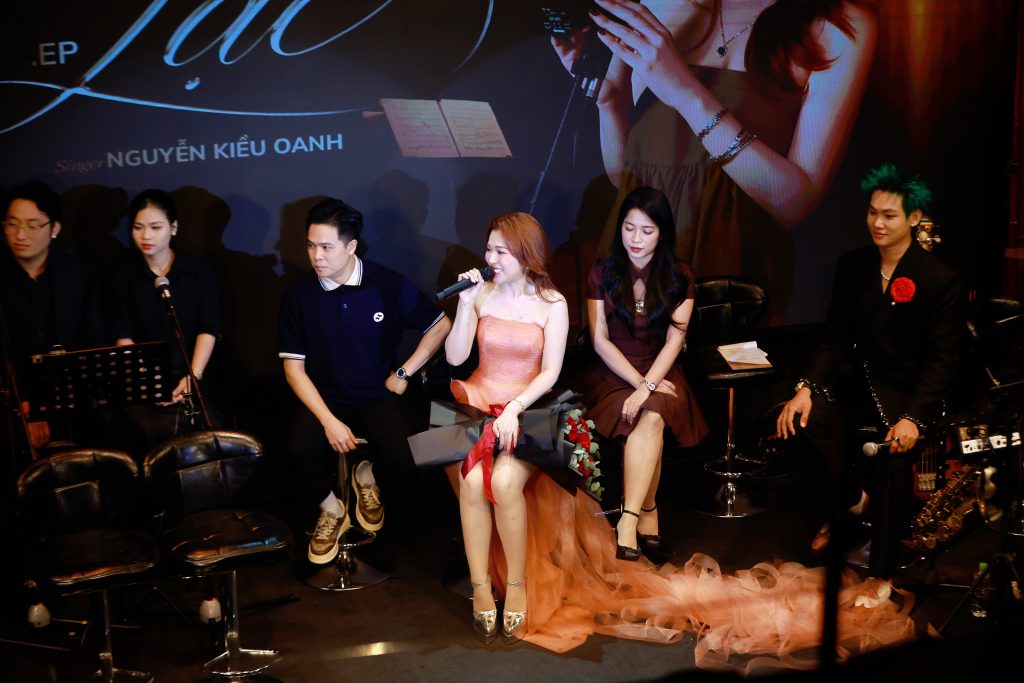 Nguyễn Kiều Oanh: "Tôi từng hát miễn phí cho các trường đại học nhiều năm để thỏa đam mê ca hát"- Ảnh 4. Nguyễn Kiều Oanh: "Tôi từng hát miễn phí cho các trường đại học nhiều năm để thỏa đam mê ca hát"- Ảnh 4.