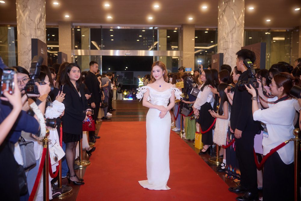 2 hoa hậu Thanh Thủy - Bảo Ngọc "bất ph&acirc;n thắng bại" khi c&ugrave;ng diện v&aacute;y của NTK Nguyễn Ph&uacute;c Tuấn- Ảnh 3.