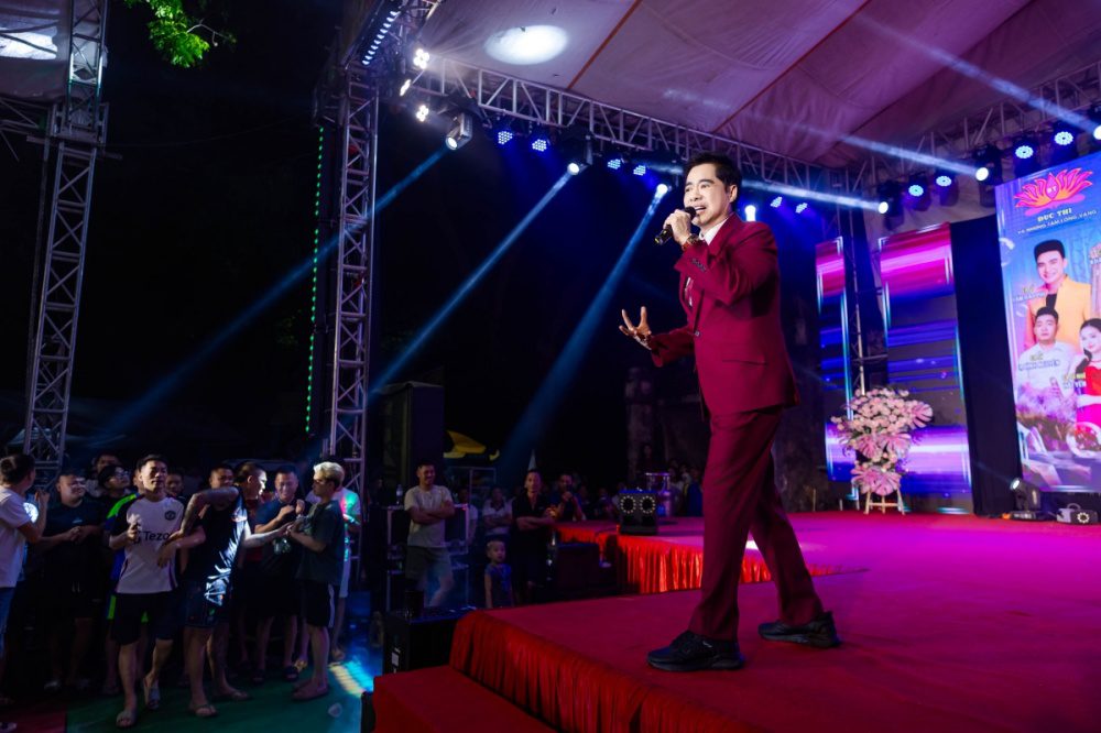 Phương Thanh x&uacute;c động đ&oacute;n sinh nhật tại Bắc Ninh, Ngọc Sơn v&agrave; h&agrave;ng ngh&igrave;n kh&aacute;n giả c&ugrave;ng h&aacute;t ch&uacute;c mừng- Ảnh 2.