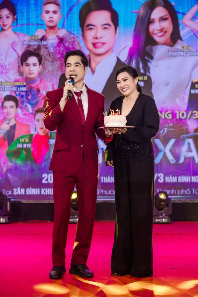 Phương Thanh x&uacute;c động đ&oacute;n sinh nhật tại Bắc Ninh, Ngọc Sơn v&agrave; h&agrave;ng ngh&igrave;n kh&aacute;n giả c&ugrave;ng h&aacute;t ch&uacute;c mừng- Ảnh 8.