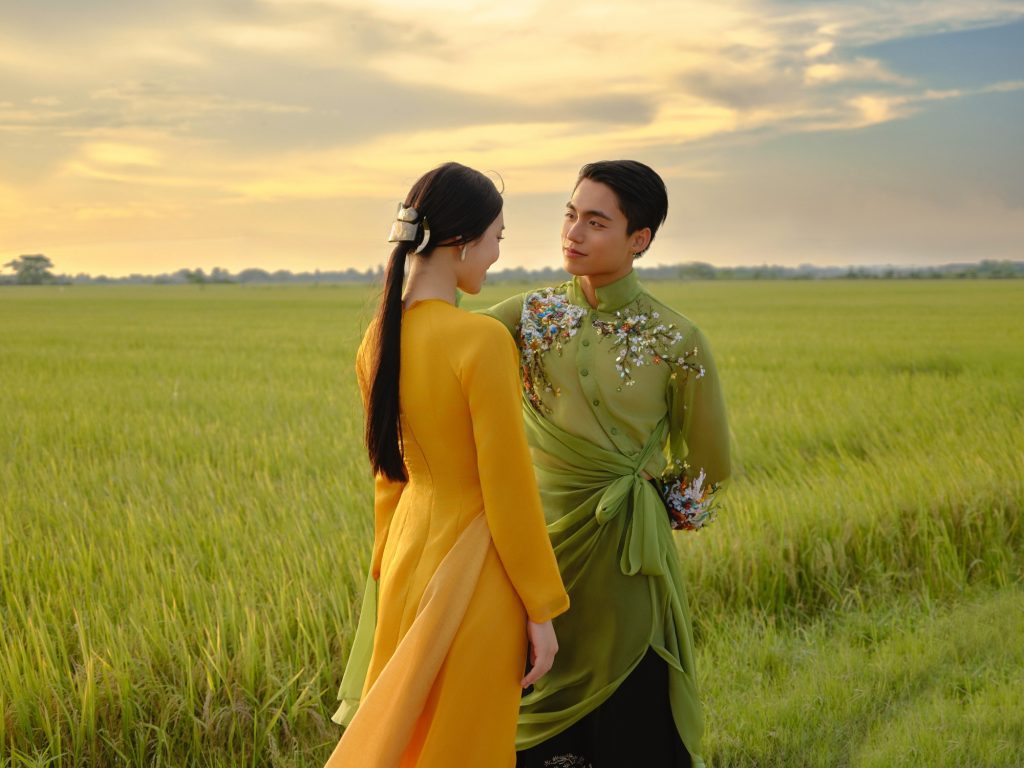 Từ đồng lúa đến Ngọ Môn: Hành trình hình ảnh đầy tham vọng trong MV mới của MONO- Ảnh 4. Từ đồng lúa đến Ngọ Môn: Hành trình hình ảnh đầy tham vọng trong MV mới của MONO- Ảnh 4.