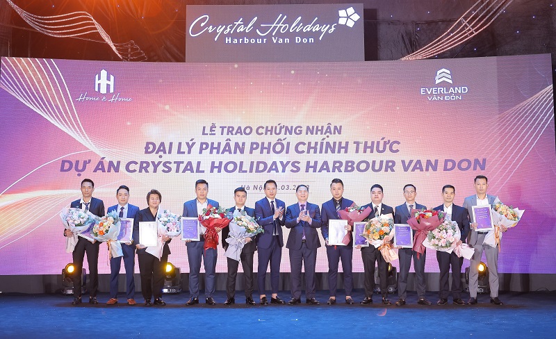 Đại diện chủ đầu tư và đơn vị phát triển dự án trao chứng nhận cho các đại lý