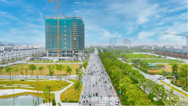 Với tốc độ thi công khẩn trương, tòa căn hộ cao cấp Moonlight 1 hiện đang xây dựng đến tầng 18