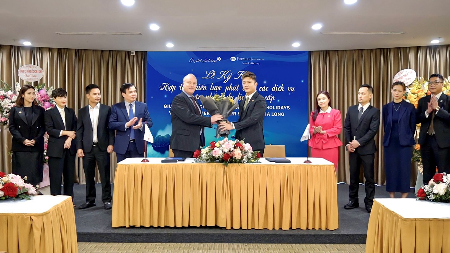 Lễ ký kết hợp tác chiến lược giữa Crystal Holidays và Best Western Premier Shappire Ha Long.