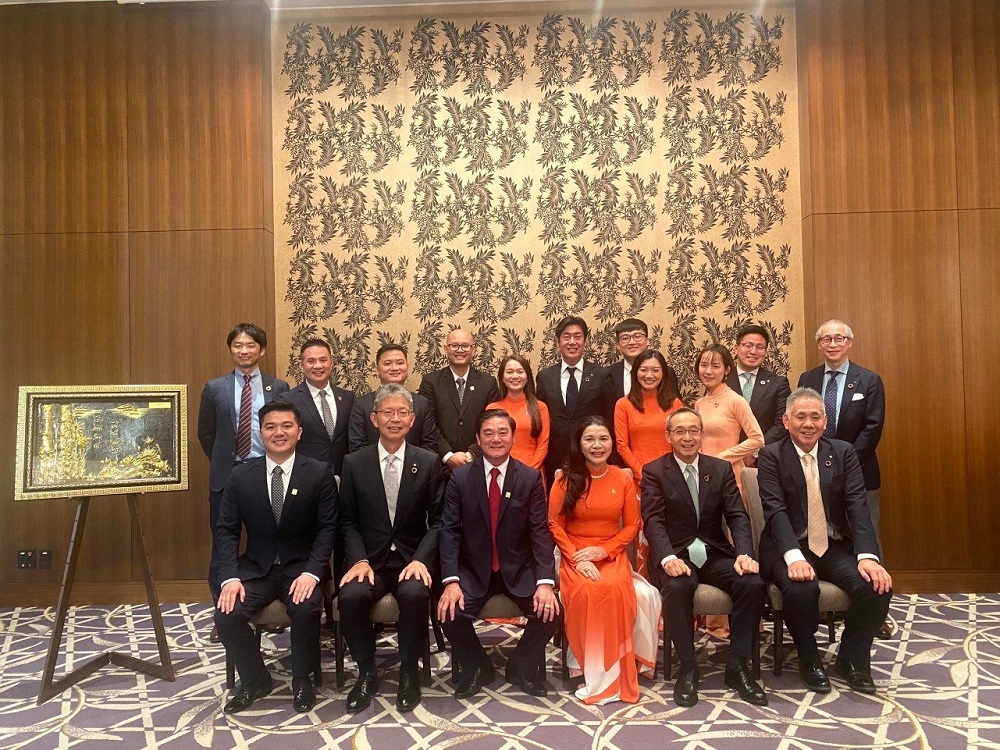 Ban l&atilde;nh đạo Tập đo&agrave;n Sumitomo Forestry v&agrave; Kim Oanh Group c&ugrave;ng chụp h&igrave;nh lưu niệm.
