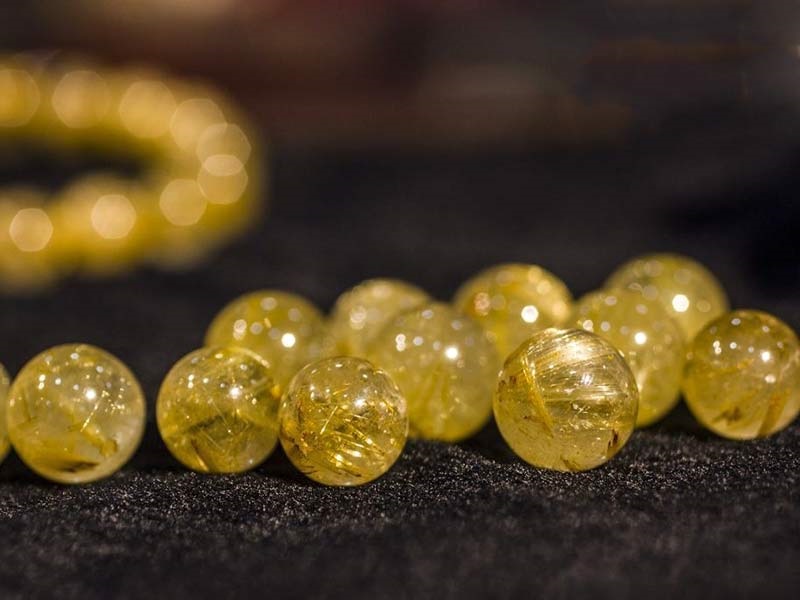 Đá thạch anh tóc vàng hợp với người mệnh Thổ