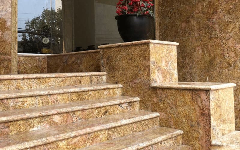 Nên chọn chất liệu có độ cứng và bền cao khi xây bậc cửa