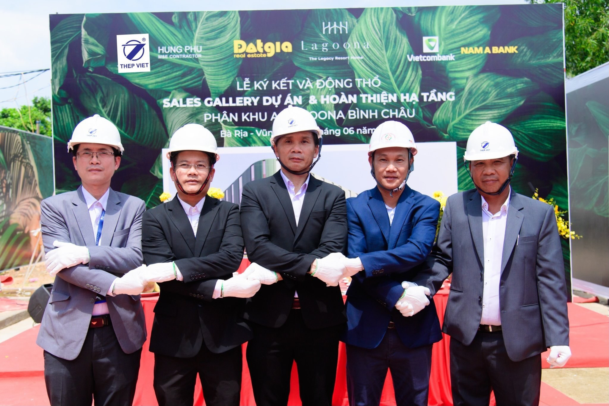 Đại diện Chủ Đầu tư Lagoona Bình Châu và đại diện các Nhà thầu cùng Ngân hàng đồng hành tại “Lễ ký kết và Động thổ Sales Gallery & Hoàn thiện hạ tầng Phân khu A – Lagoona Bình Châu”.