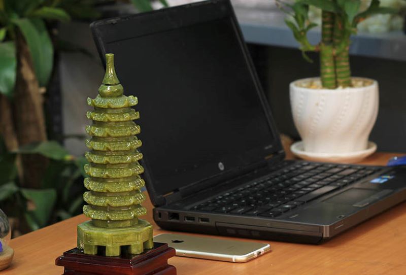 N&ecirc;n đặt th&aacute;p ở b&agrave;n l&agrave;m việc, b&agrave;n học, gi&aacute; s&aacute;ch,&hellip; để thu h&uacute;t may mắn, t&agrave;i lộc